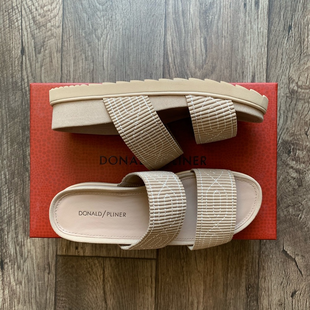 🆕 DONALD J PLINER | Women Cait Slide Sandals - Picture 2 of 3